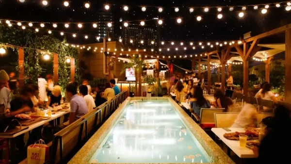 【昨年3万人が来店】なんばパークス最上階の都市型BBQビアガーデンが3月28日に今年もOPEN！圧倒的な開放感と緑溢れるリゾート空間で楽しむ『お肉食べ放題プラン3500円』がオープン期間限定で登場！